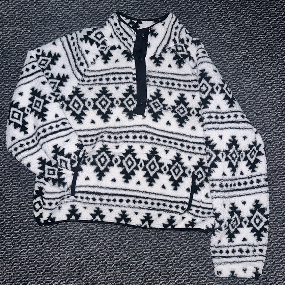 BKE Black and White Fleece Pullover - Picture 1 of 5